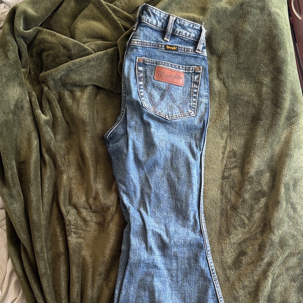 Wrangler Women’s Retro trumpet Flares